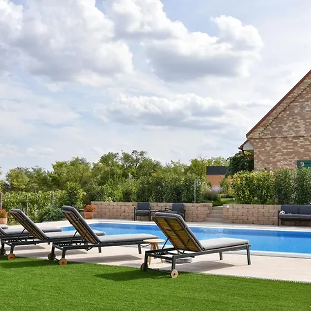 Herczeg-fekete Birtokkoezpont Апартаменты *